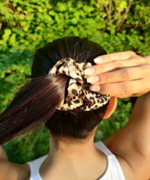 Hiusdonitsi scrunchie leopardikuosi