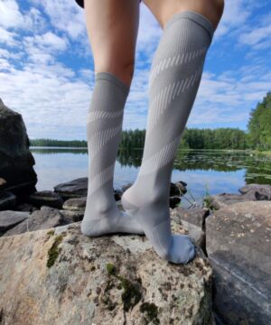 Raidalliset kompressiosukat harmaat