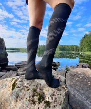 Raidalliset kompressiosukat mustat