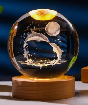 Kala ja Rakkaus - 3D Aurinkokunnan Kristallipallo Yölamppu LED-puujalustalla