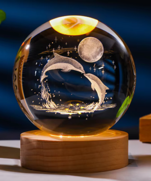Kala ja Rakkaus - 3D Aurinkokunnan Kristallipallo Yölamppu LED-puujalustalla