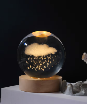 Pilvi ja Sade - Aurinkokunta 3D Kristallipallo Yövalo LED-puisella Jalustalla